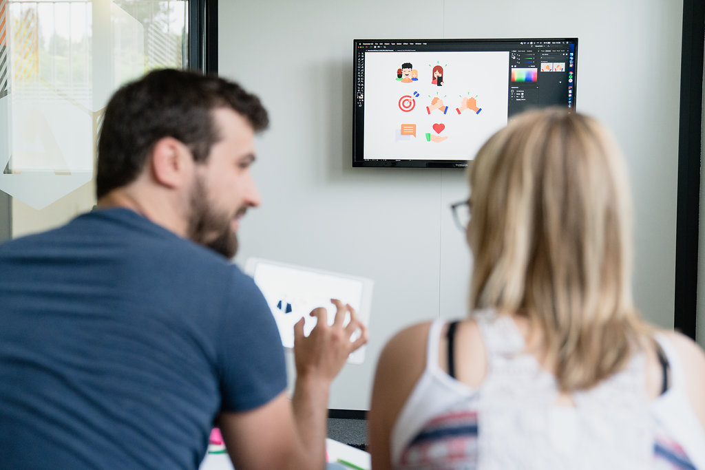 Deux personnes de dos télévision et tablette