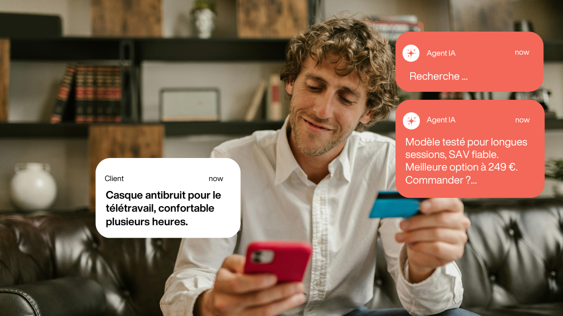 Un homme assis sur un canapé consulte son smartphone et une carte bancaire. Des bulles de discussion montrent un échange avec un agent IA qui recherche et recommande un casque antibruit pour le télétravail.