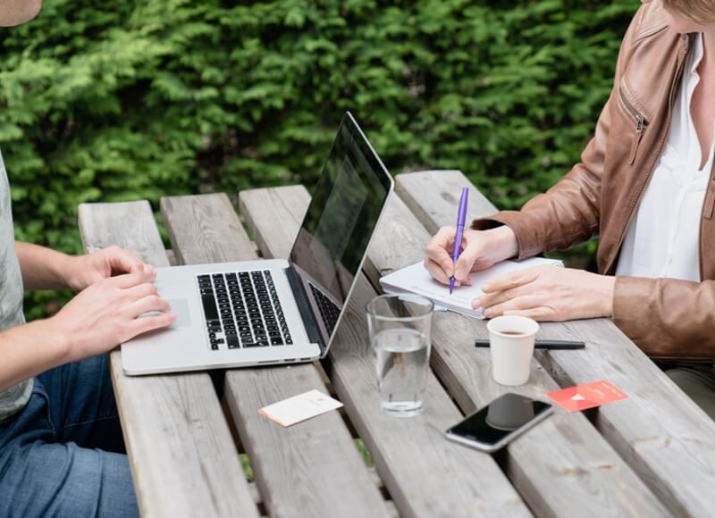 Collaborateurs travaillant sur la terrasse Atecna