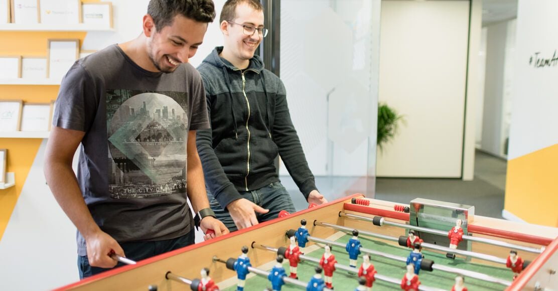 Collaborateurs jouant au babyfoot